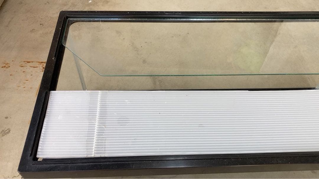 ガラス製水槽　大小2個　他，付属品つき