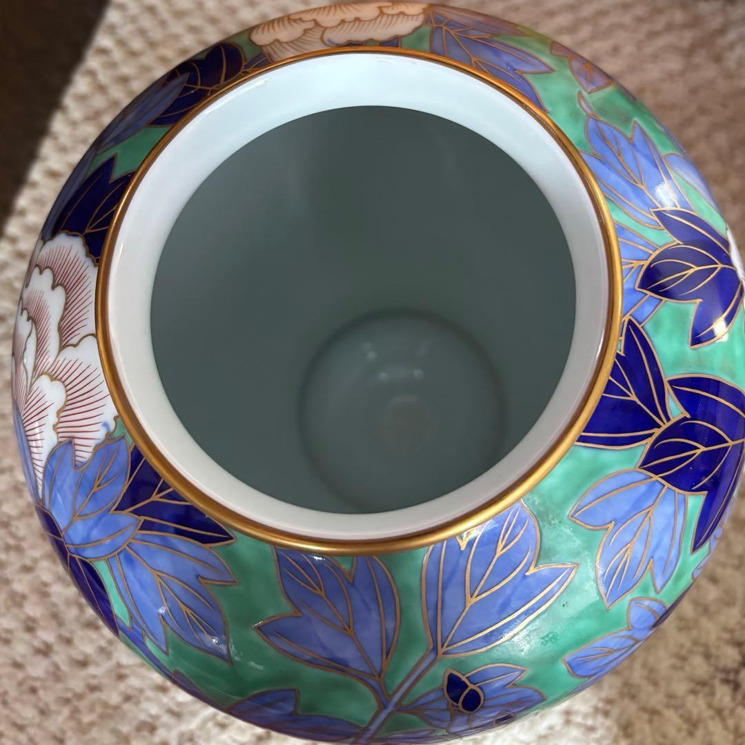 有田焼　深川製磁　青い葉と花の装飾の陶器花瓶　希少