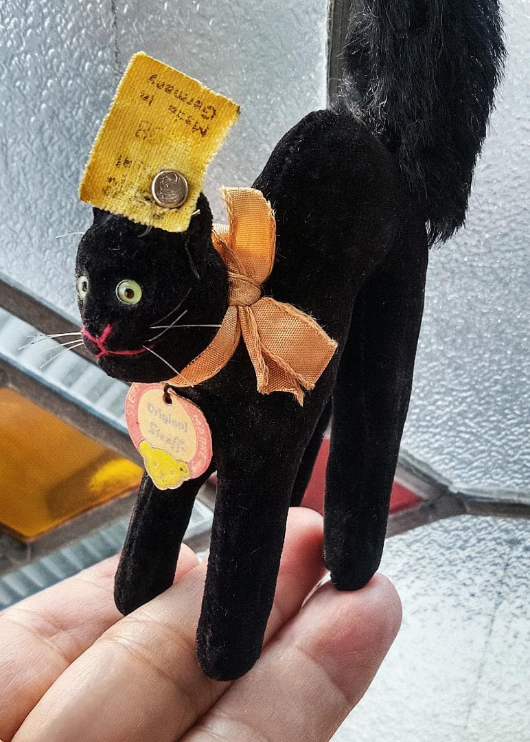 目が点になってるベルベット猫　トムキャット　シュタイフ　★ALL ID’ｓ　黒猫