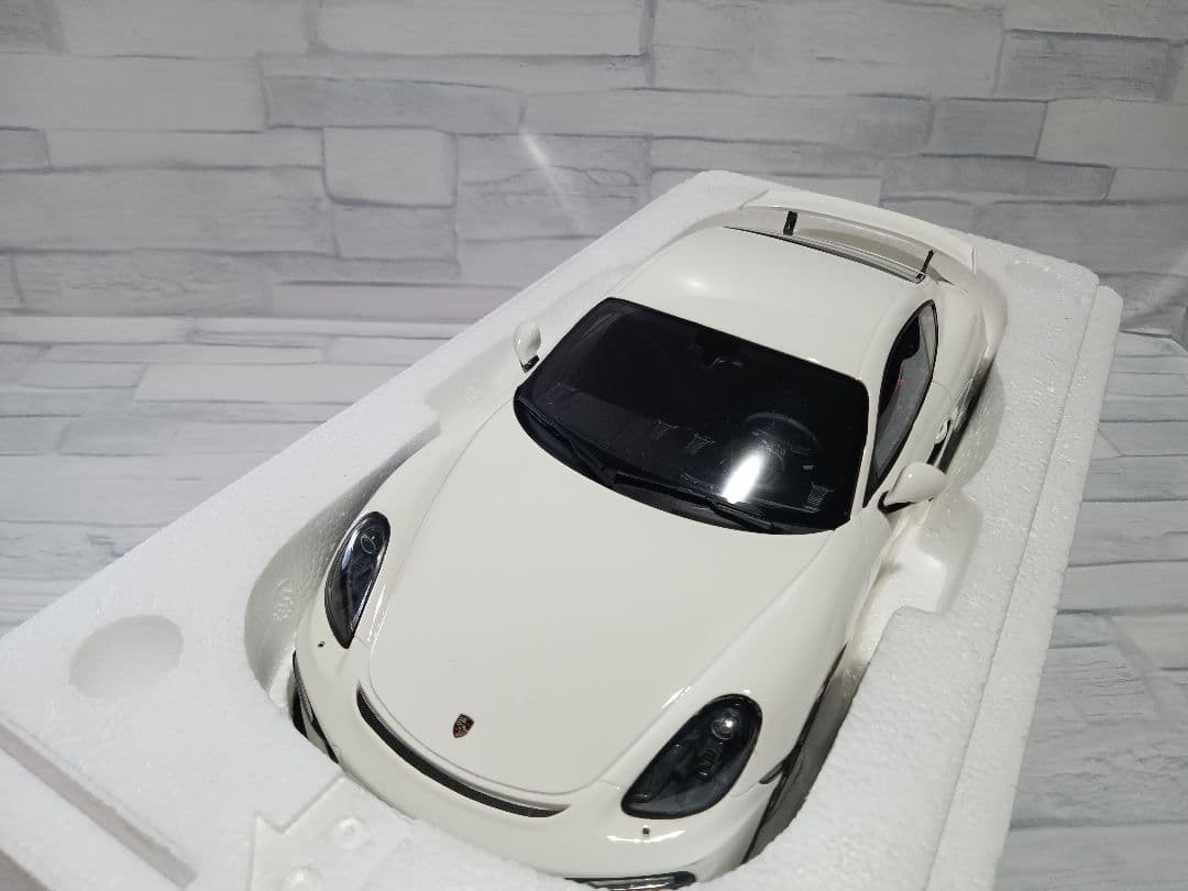 1/18 GTスピリット　ポルシェ　ケイマン　GT4　ホワイト　ミニカー