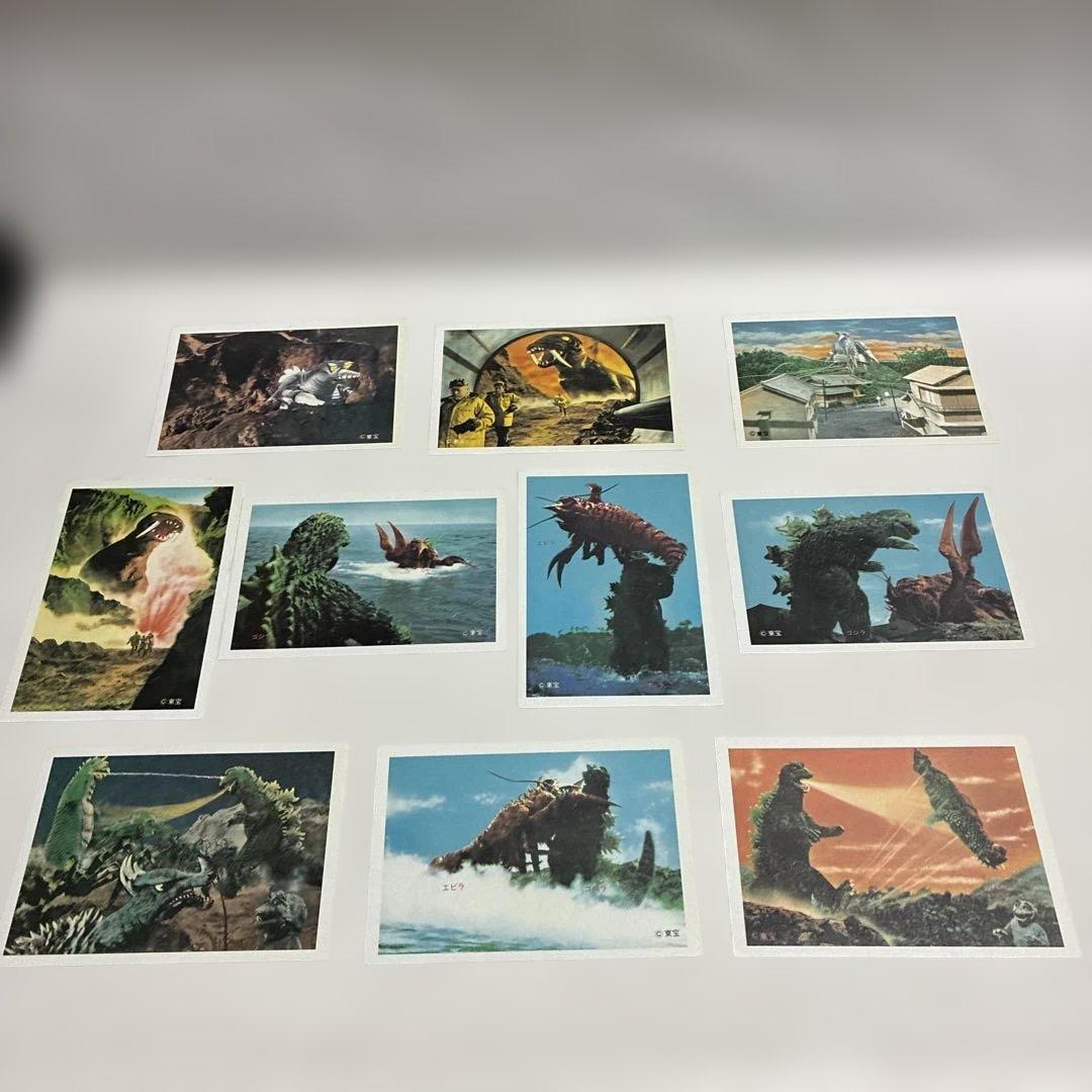 ウルトラマン 手帳2冊、キャラクターカード97枚