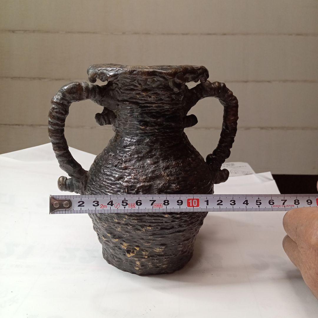 黒い金属の壺 波状の縁取り付き