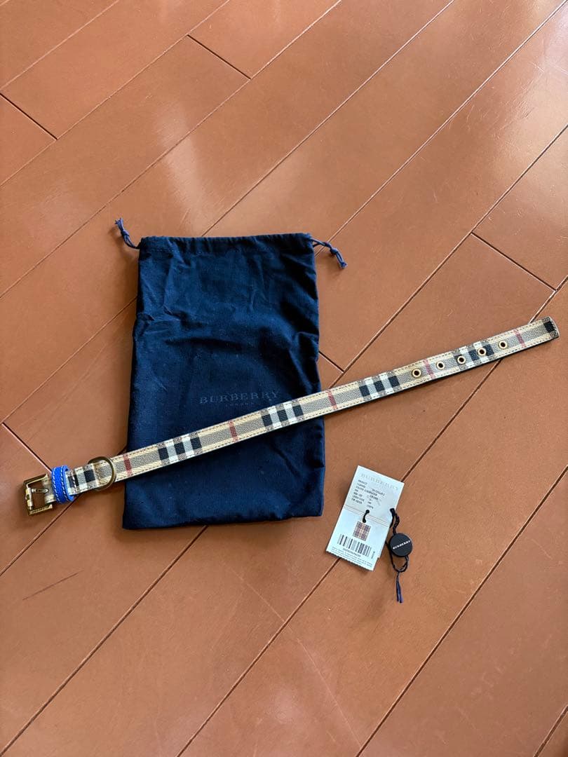 BURBERRY チェック柄 首輪 青　箱付　イギリスで購入　新品　試着のみ