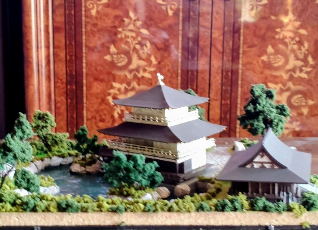 LED照明金付き閣寺ジオラマ　プラスティックケ一ス付き