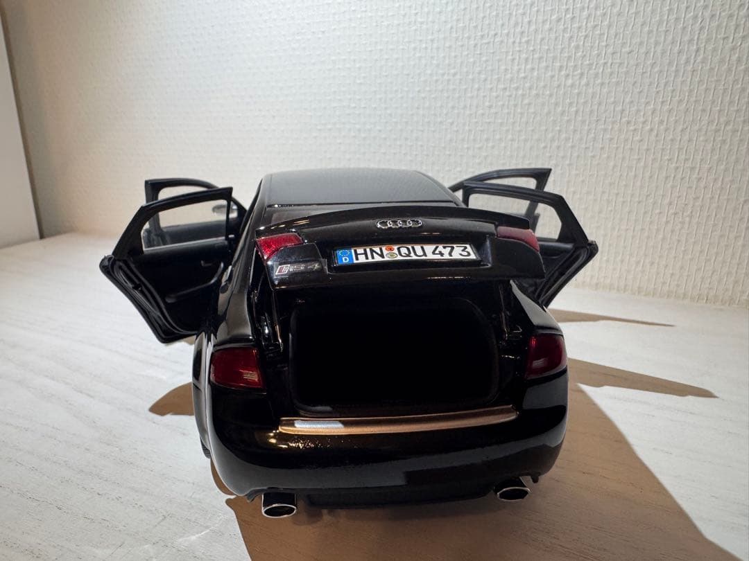 Audi RS 4 ミニカー 1/18 黒