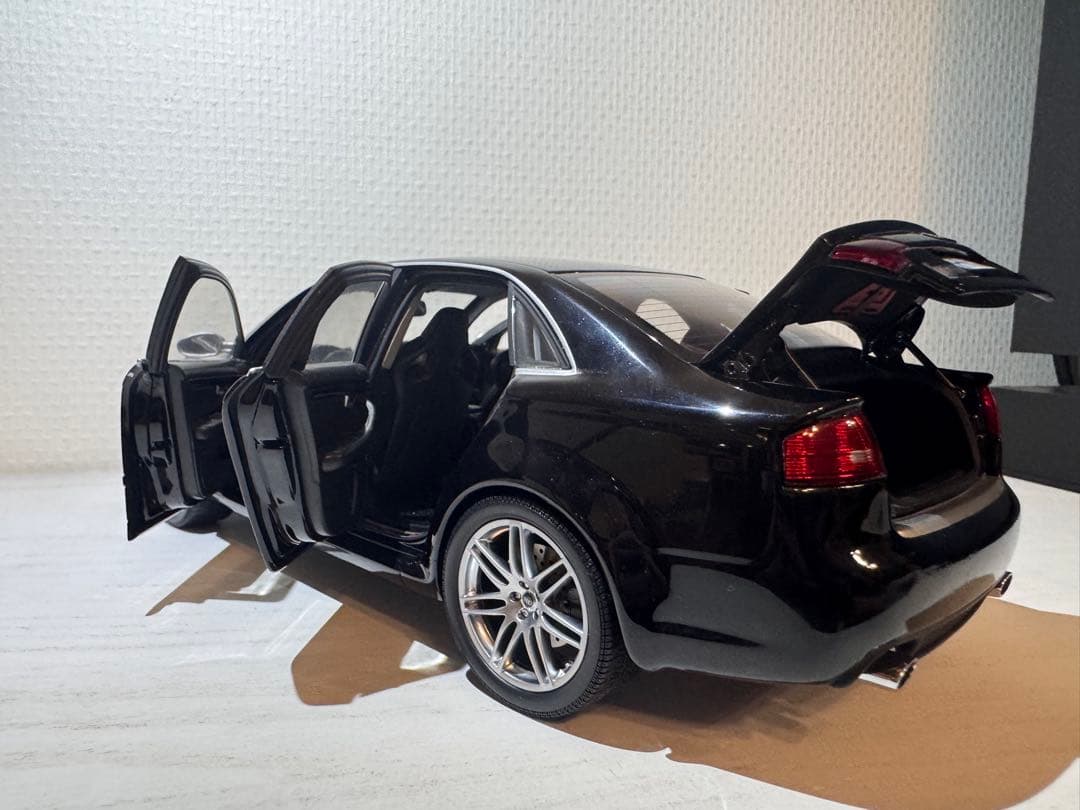 Audi RS 4 ミニカー 1/18 黒