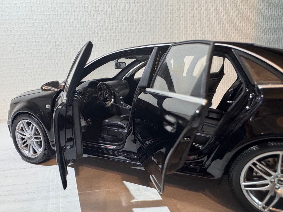 Audi RS 4 ミニカー 1/18 黒