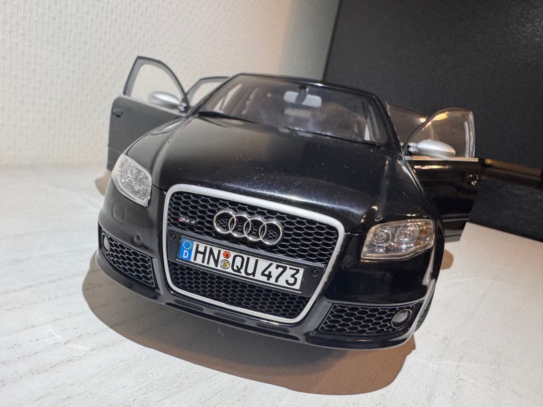 Audi RS 4 ミニカー 1/18 黒