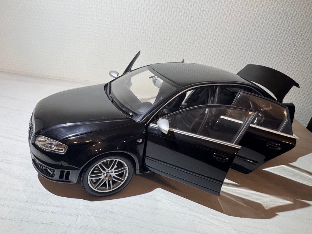 Audi RS 4 ミニカー 1/18 黒