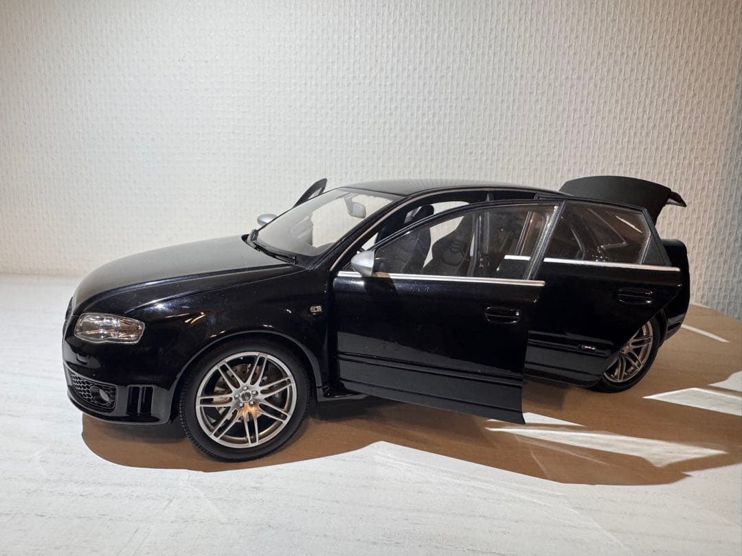 Audi RS 4 ミニカー 1/18 黒