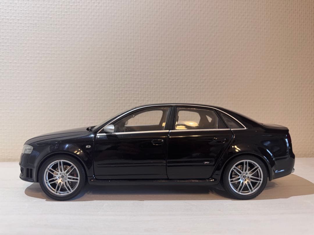 Audi RS 4 ミニカー 1/18 黒