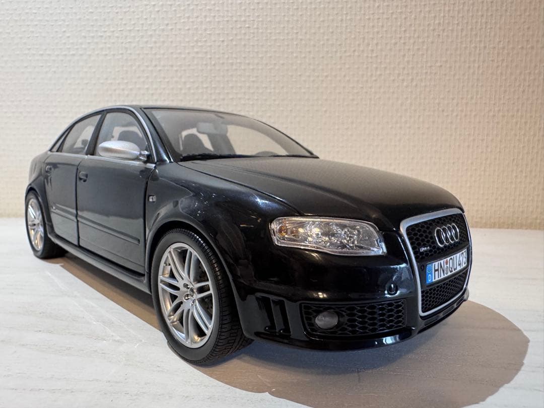 Audi RS 4 ミニカー 1/18 黒