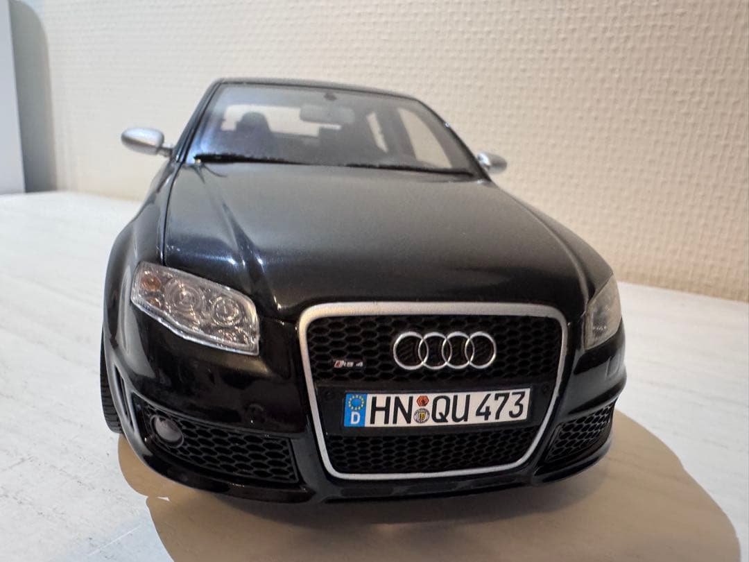 Audi RS 4 ミニカー 1/18 黒