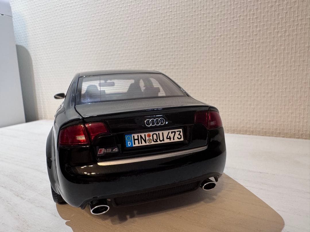 Audi RS 4 ミニカー 1/18 黒