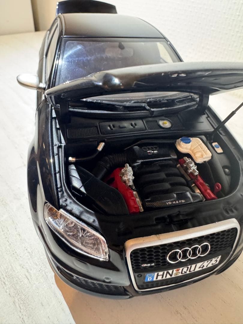 Audi RS 4 ミニカー 1/18 黒