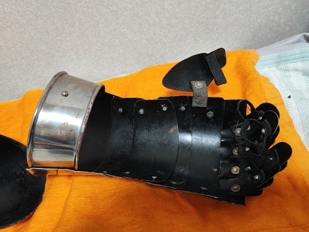 中世騎士のスチール製鎧　兜と籠手