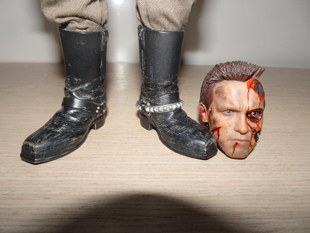 ホットトイズ ターミネーターT800バトルダメージ1/6 フィギュアMMS238