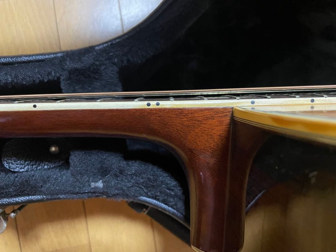 Morris Special アコースティックギター、ハードケース付き。