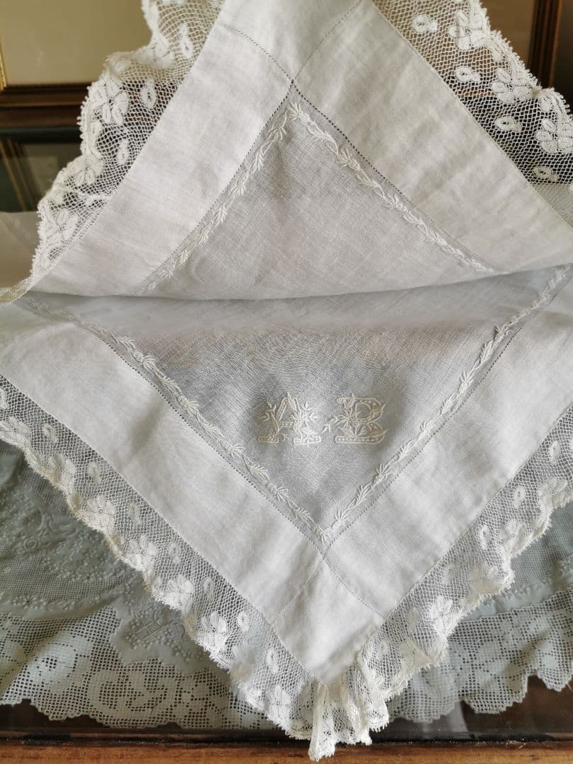 アンティークフランス 精緻な薊刺繍 イニシャル花文字ＡＢ マリアージュハンカチ