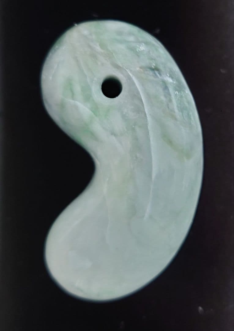 糸魚川翡翠　勾玉　特大ぷっくり