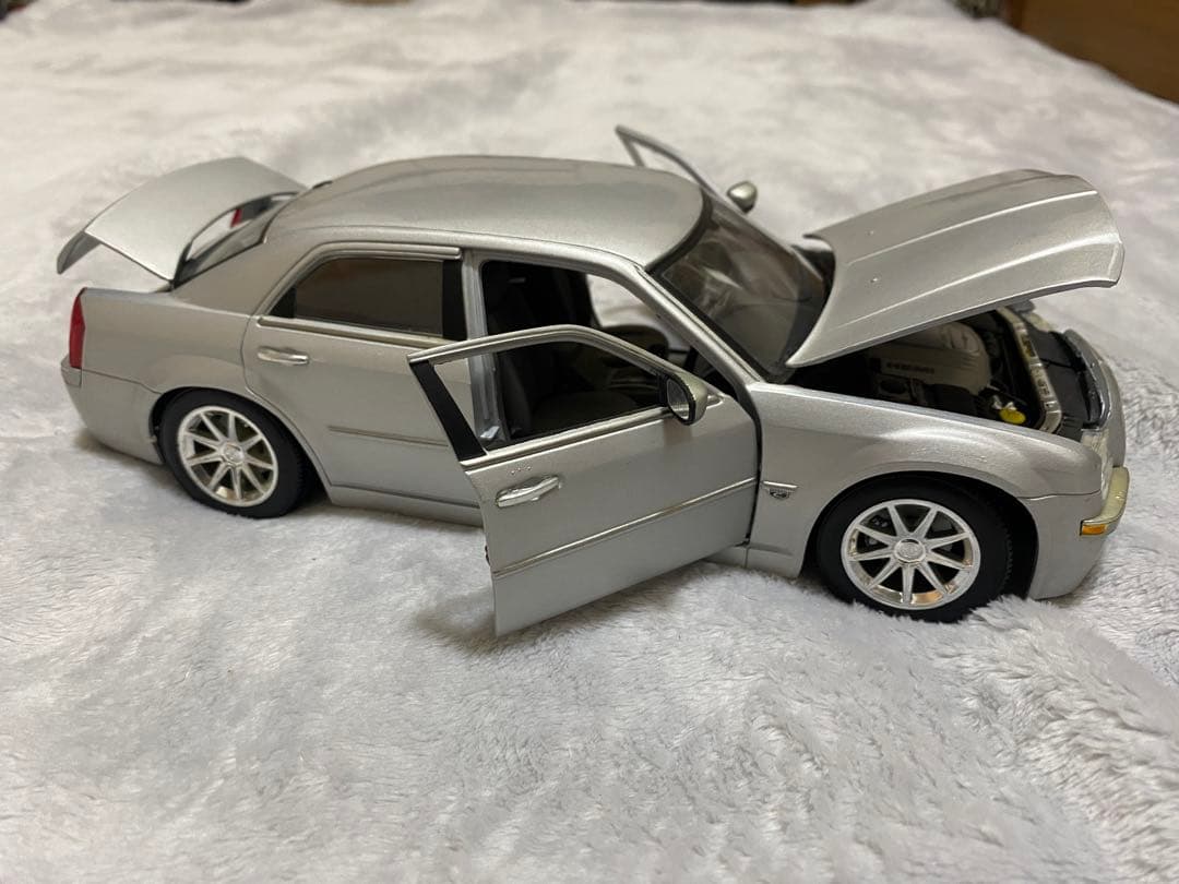 ミニカー Maisto Chrysler 300C Hemi 1/18