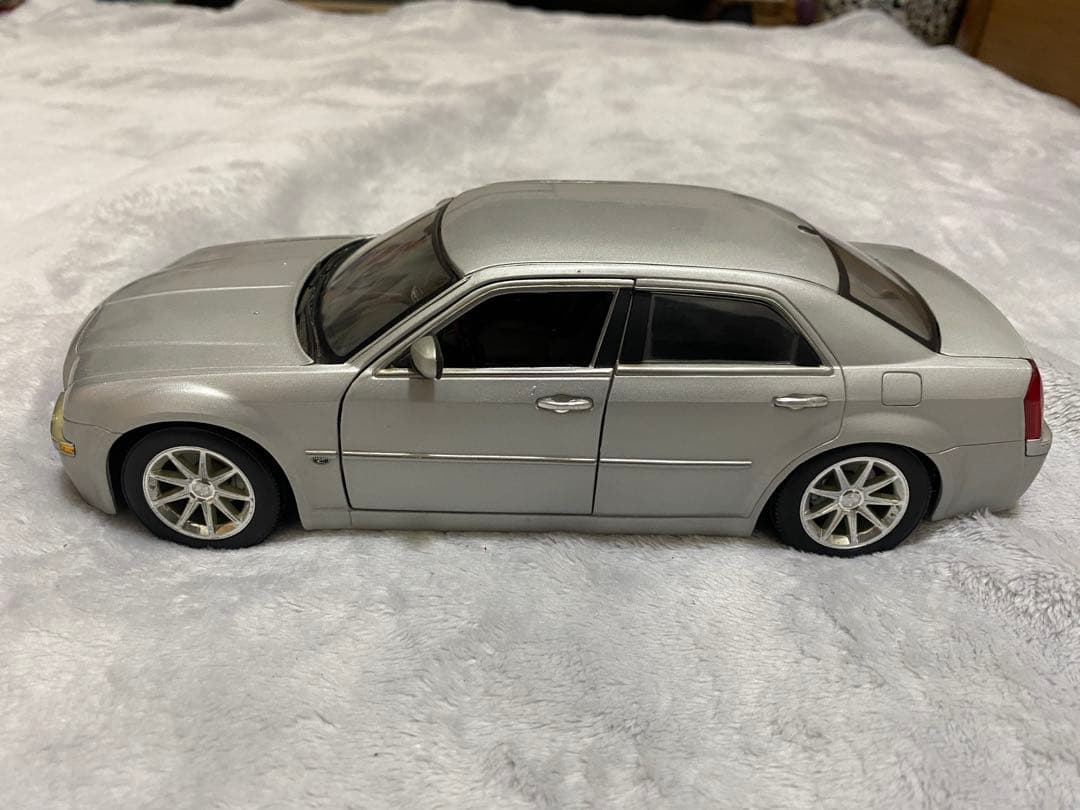 ミニカー Maisto Chrysler 300C Hemi 1/18