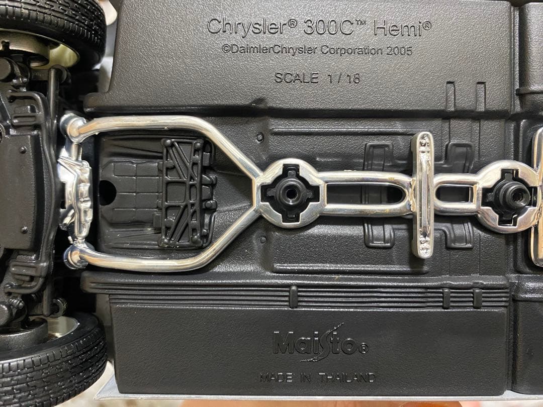 ミニカー Maisto Chrysler 300C Hemi 1/18