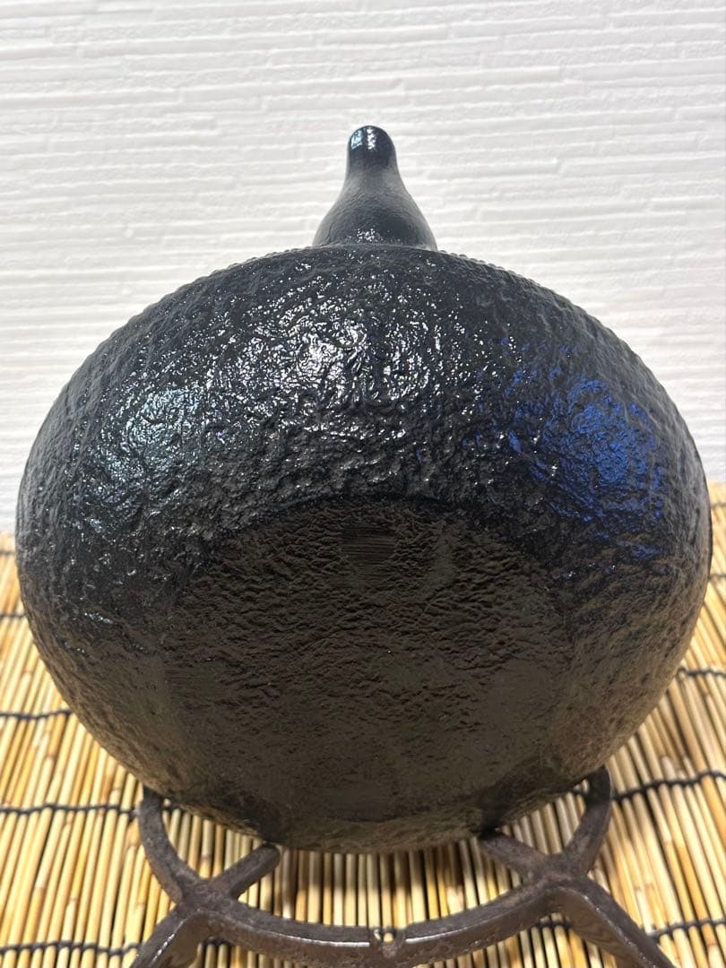 未使用品　南部及春鋳造　名工金秀造　捻鉉算盤形アラレ南部鉄瓶　南部鉄器　鉄瓶