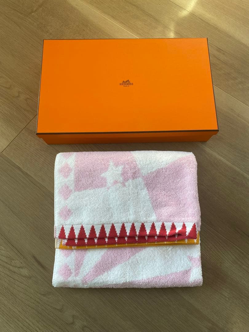 【未使用 タグ付き】HERMES バスタオル　ブランド箱付き