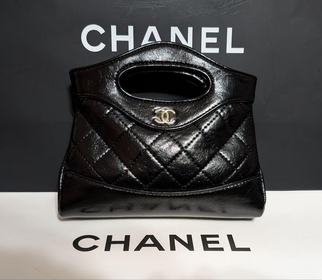 CHANEL ブラック キルティング エナメル加工バッグ