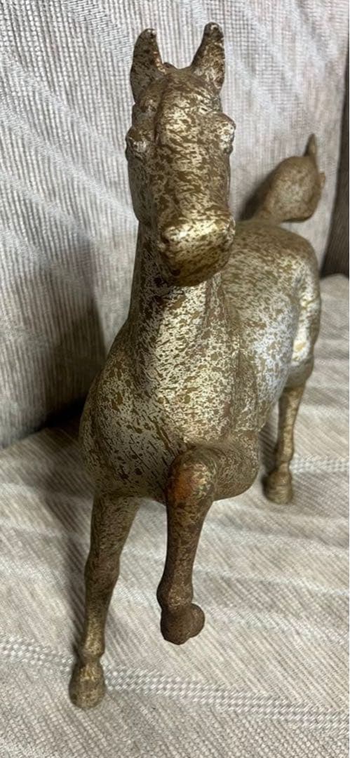 金色の馬の置物
