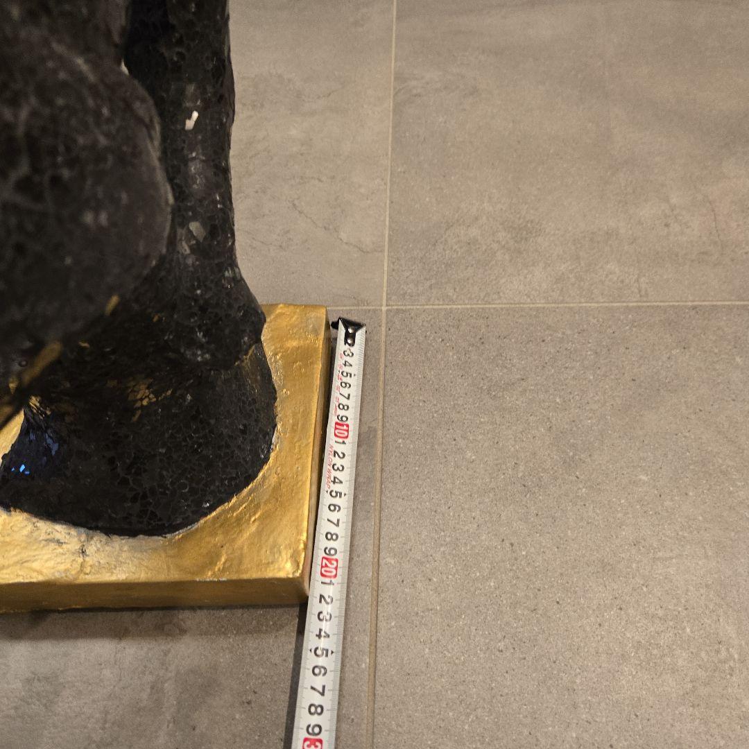 クロヒョウ　黒いオブジェ　 金色の台座付き 装飾品