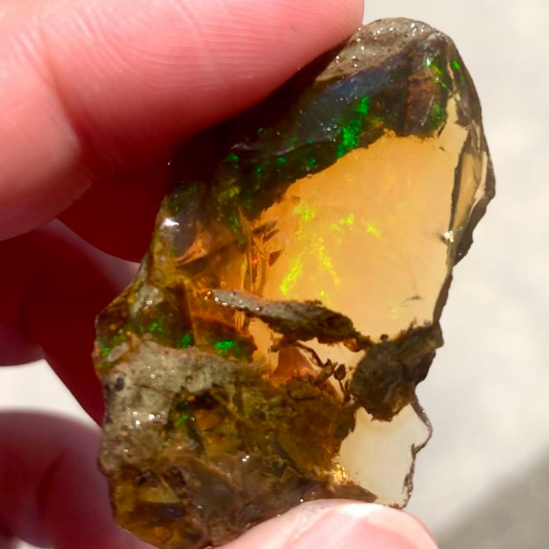 ネオングリーン輝くオレンジイエローオパール66ct