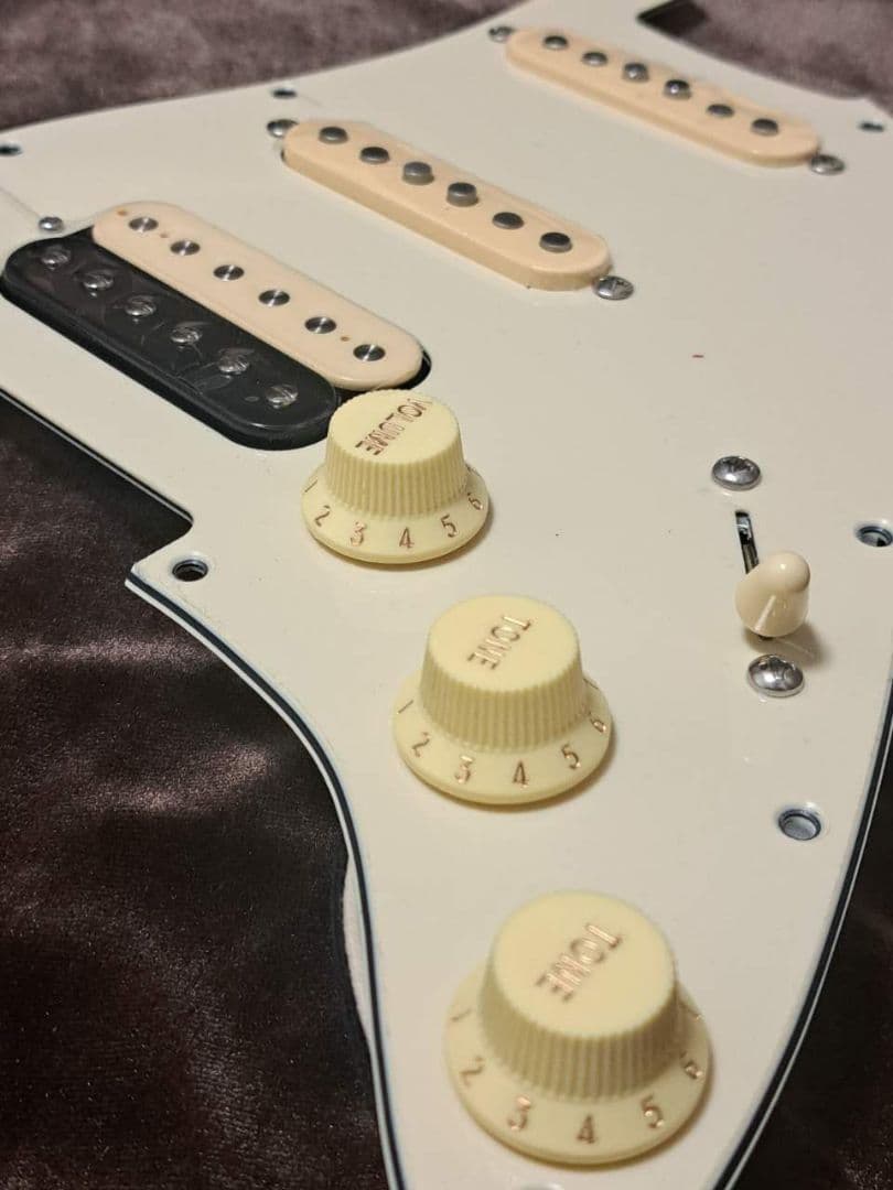 エグゼビア　ストラトキャスターSSHアセンブリ Fenderストラトクラシ