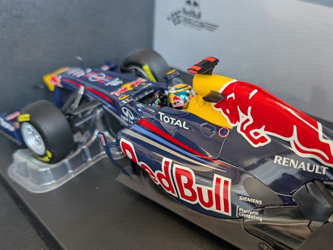 ミニチャンプス 1/18 レッドブル RB7 S.ベッテル 2011
