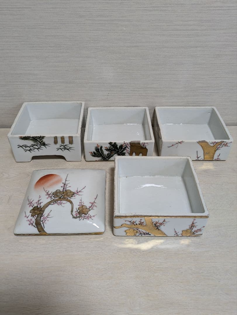骨董品　大正ロマン　蓋付き四段重　陶器製　金彩松竹梅と旭日鶴飛来