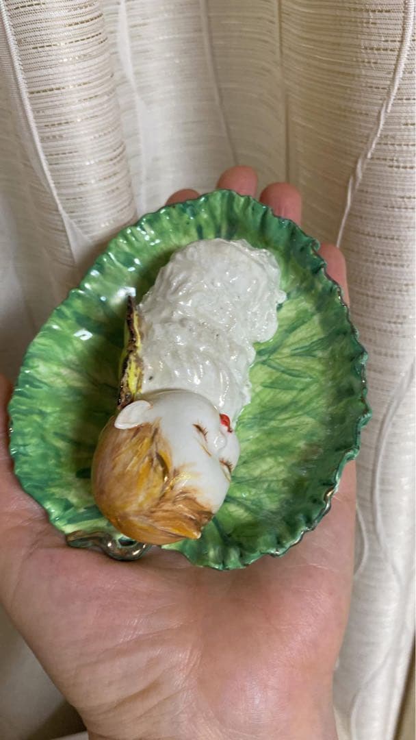 葉の上で眠る妖精 磁器 手作り 一点もの 著名な陶芸家アルヒポヴァの作品