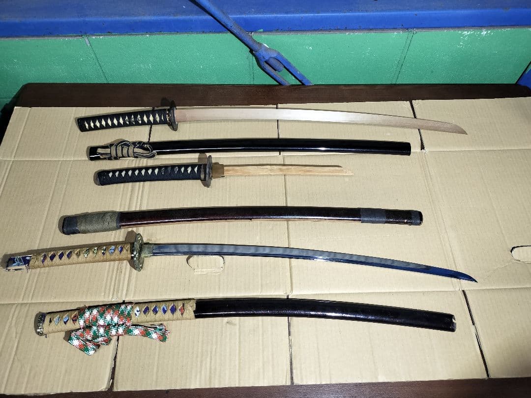 ◆まとめ出品！！◆模造刀3本　木製2本　まとめ売り！！