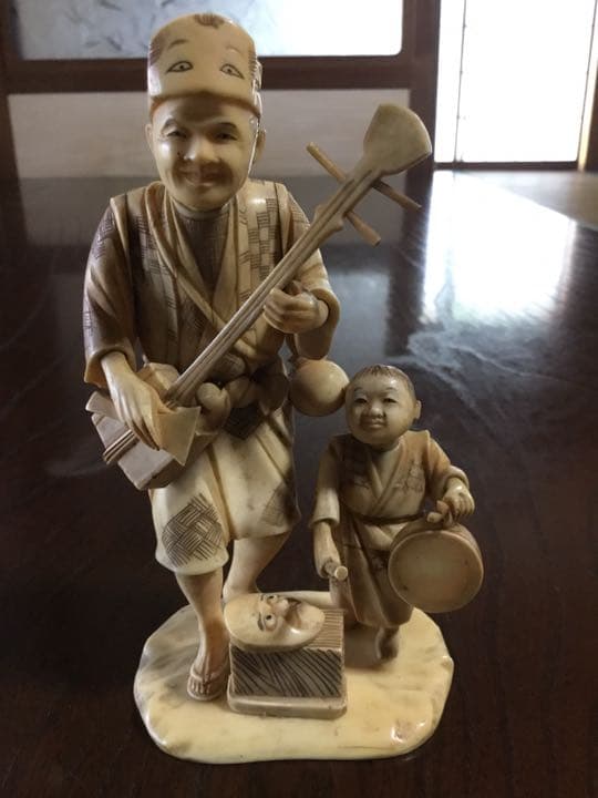 老人と子供の置物