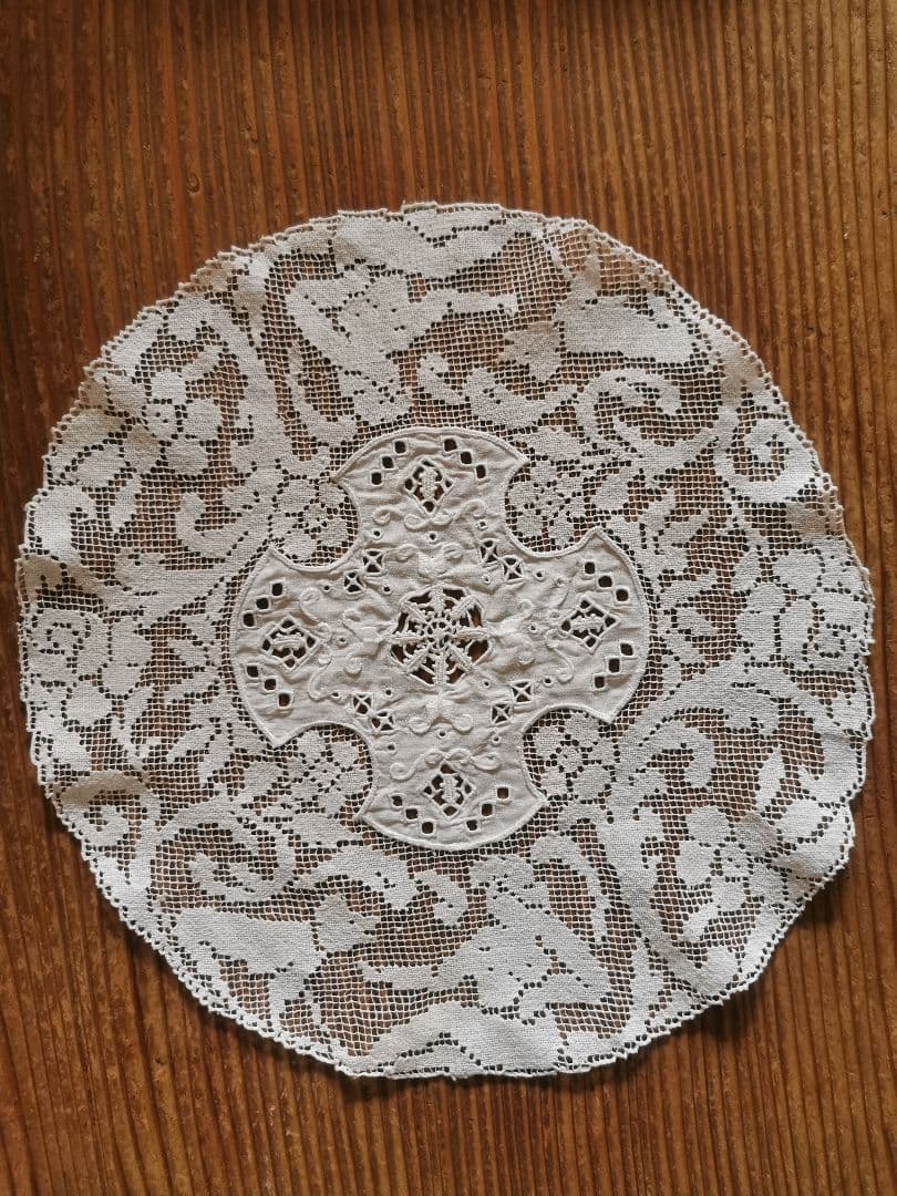 アンティーク 女神と犬のフィレレース レティセラプント刺繍リネンドイリーセット