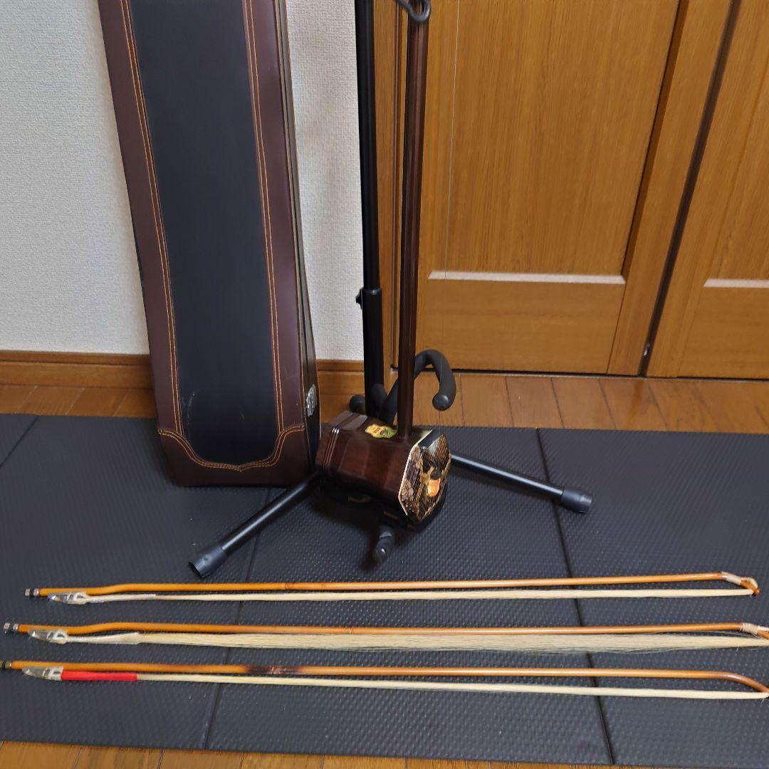 ニ胡 弦楽器 付属品多数　弓３本 中国 彫刻 ケース付き 現状販売
