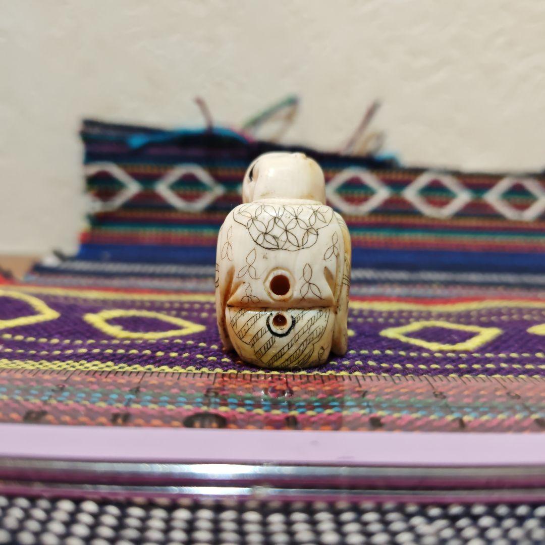 時代提物 人物根付 天然素材 【一休みする小僧】高さ約3.3cm 重さ約28ｇ