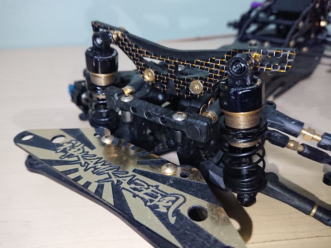 3Racing sakuraD5MR ゴールドバージョンシャーシです。