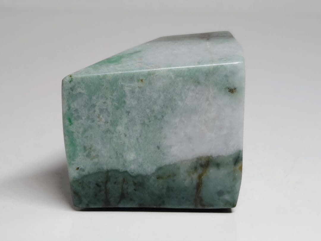 白青緑 194g 翡翠 ヒスイ 原石 鑑賞石 自然石 誕生石 鉱物 鉱石 水石