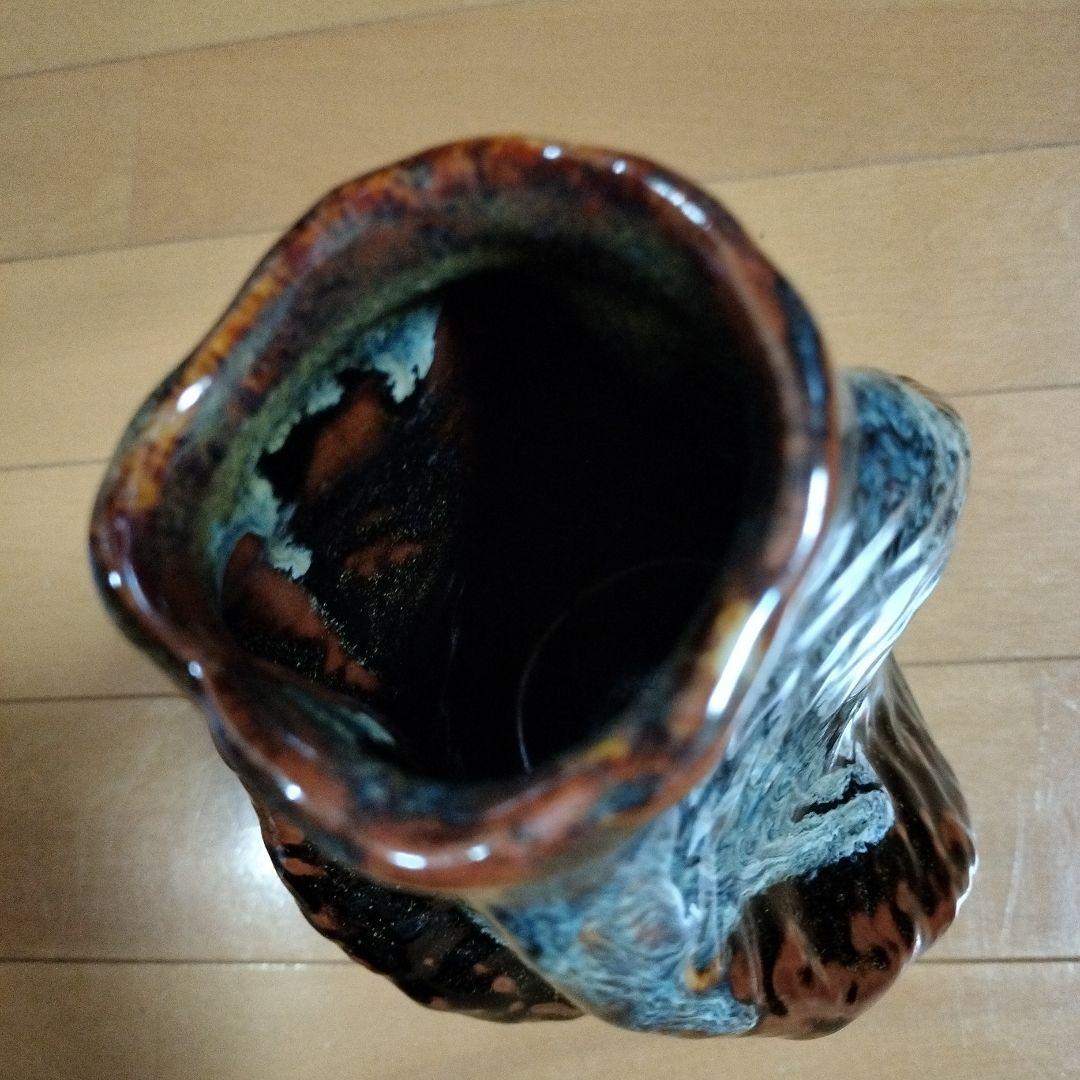 黒色地に青と白と茶の陶器花瓶