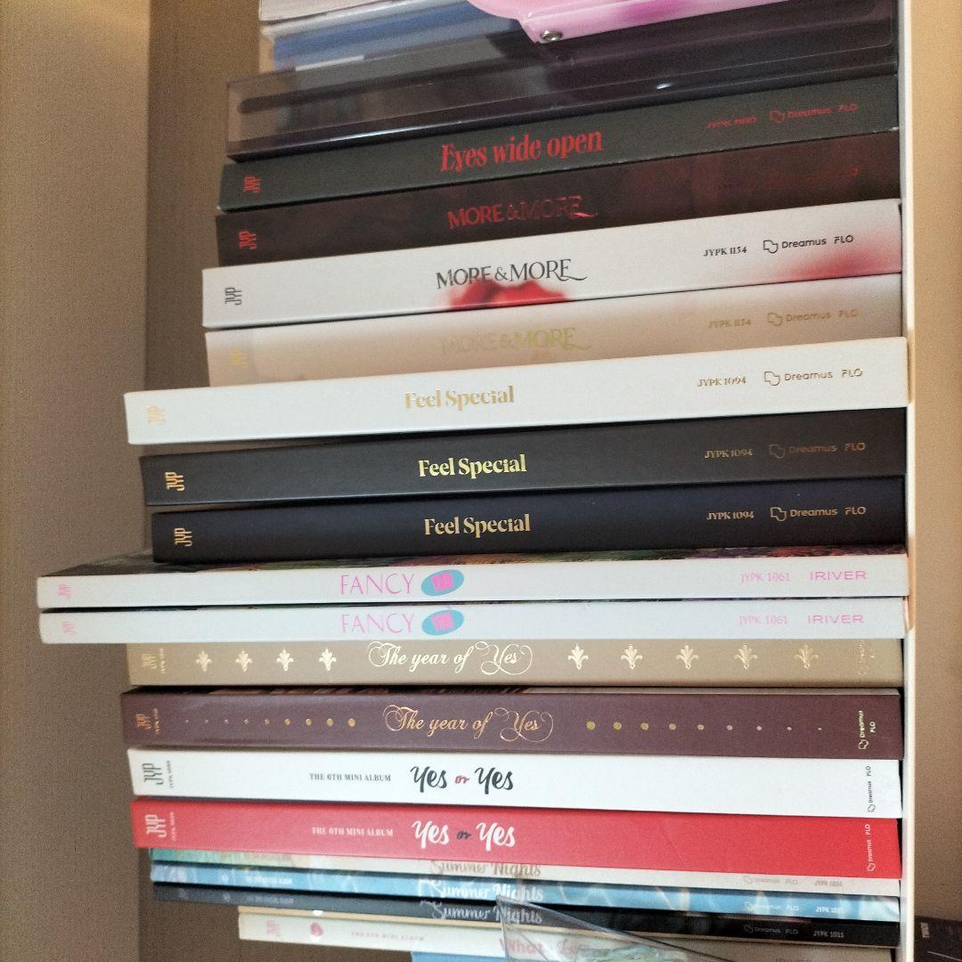 TWICE　まとめ売り　アルバム　アクスタ　ガチャ　缶バッチ　ペンライト　トレカ