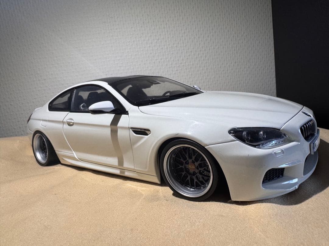  M6 ホワイト ミニカー