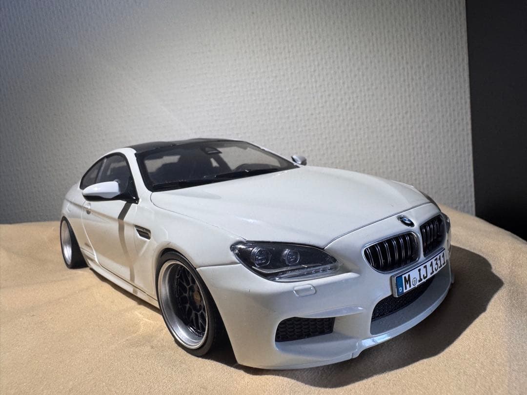  M6 ホワイト ミニカー