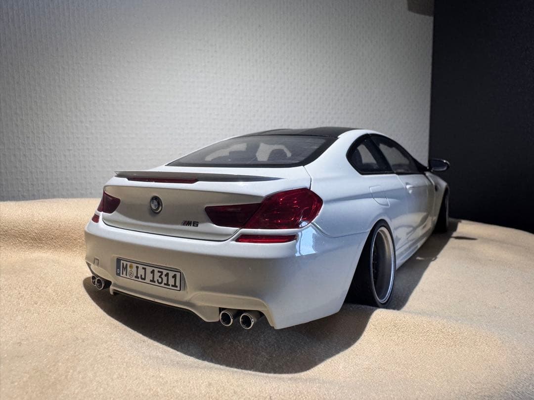 M6 ホワイト ミニカー
