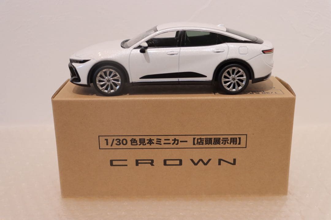 クラウン　SUV カラーサンプルミニカー　非売品　プレシャスホワイトパール